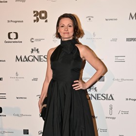 Klára Melíšková v klasických černých šatech.
Klára Melíšková v klasických černých šatech.