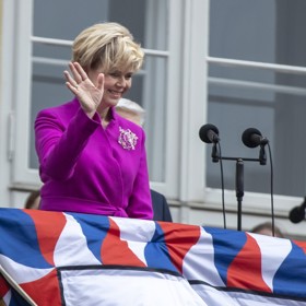 Na inauguraci svého omuže si Eva Pavlová oblékla ikonický fuchsiový kostým, kterým všechny oslnila. Výrazným prvkem byla brož.
Na inauguraci svého omuže si Eva Pavlová oblékla ikonický fuchsiový kostým, kterým všechny oslnila. Výrazným prvkem byla brož.