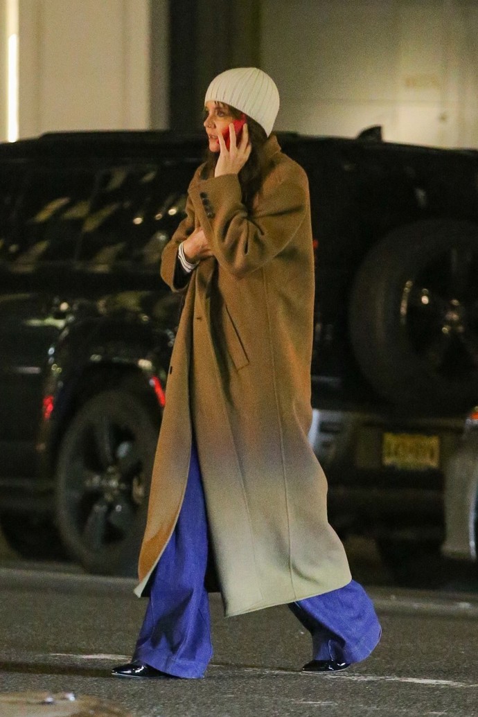 Katie je stylová, i když jde jen na nákup. K širokým kalhotám si vezme bez problémů i dlouhý oversize kabát a výsledkem je ležérní super outfit. 

