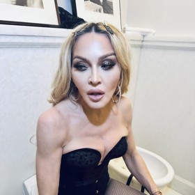 Madonna na Instagramu září jako bohyně díky filtrům a retuším, které ji omlazují o dekády.
Madonna na Instagramu září jako bohyně díky filtrům a retuším, které ji omlazují o dekády.