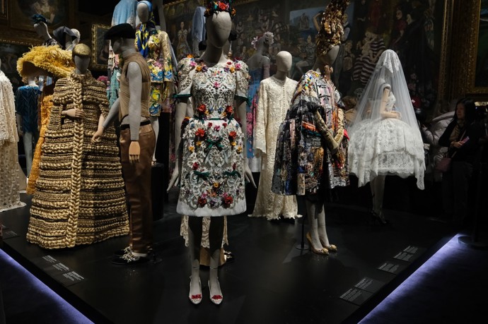 Značka je dnes legendou, o čemž svědčí i výstavy, které ukazují skvosty z portfolia Dolce & Gabbana. Tato se konala minulý rok v Paříži
