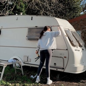 Britka Hayley Ruberyová jednou narazila na bazaru na starý, plesnivý karavan z roku 1989 ve špatném stavu.
Britka Hayley Ruberyová jednou narazila na bazaru na starý, plesnivý karavan z roku 1989 ve špatném stavu.