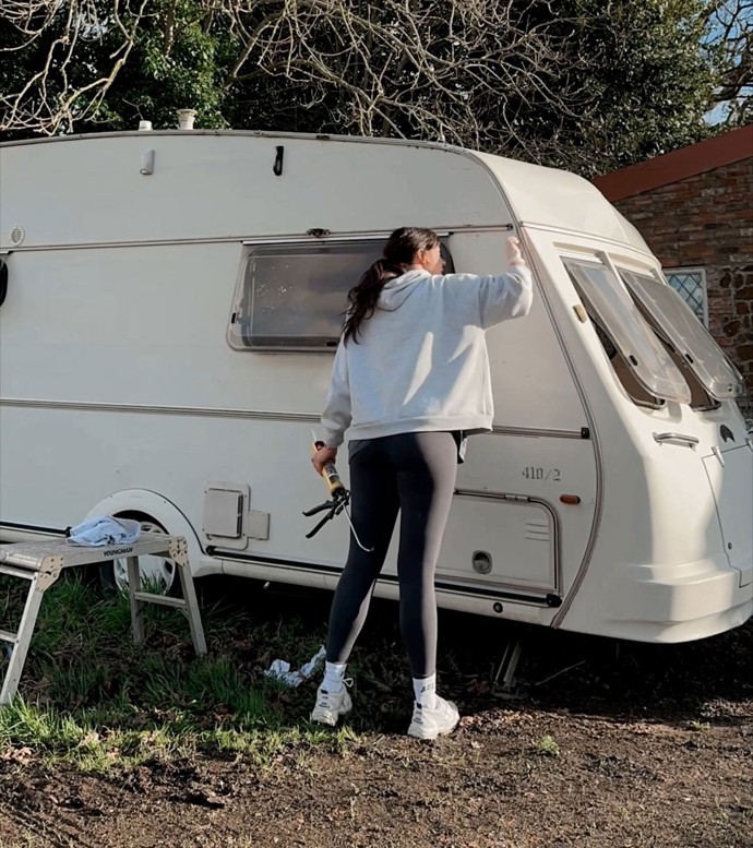 Britka Hayley Ruberyová jednou narazila na bazaru na starý, plesnivý karavan z roku 1989 ve špatném stavu. 

