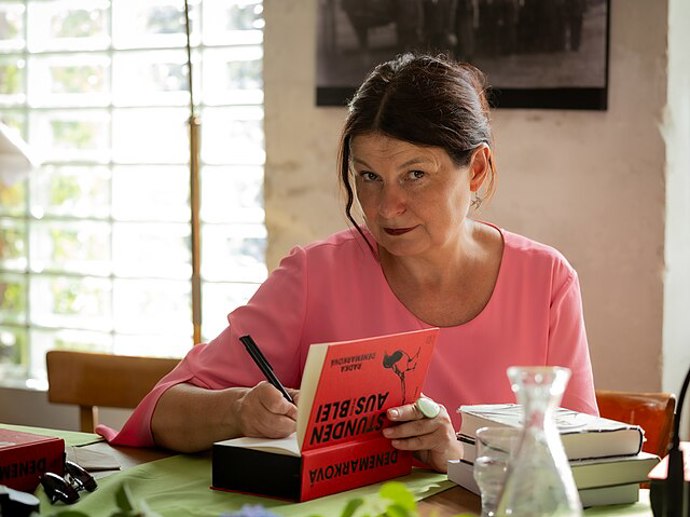 Radka Denemarková patří k autorům, kteří místo útěku do fikce otevírají nepohodlná témata a nutí čtenáře přemýšlet.
Radka Denemarková patří k autorům, kteří místo útěku do fikce otevírají nepohodlná témata a nutí čtenáře přemýšlet.