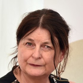Nebojí se kritizovat vlastní společnost ani rozbíjet zažité představy o vině, moci a odpovědnosti.
