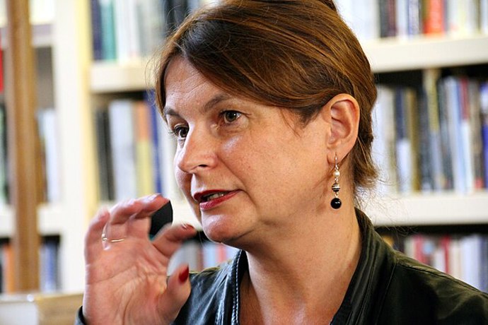 Píše ručně u kuchyňského stolu, kde vznikají texty s mimořádnou vahou a promyšleností.
Píše ručně u kuchyňského stolu, kde vznikají texty s mimořádnou vahou a promyšleností.