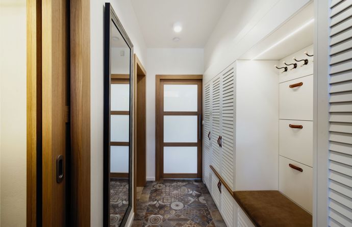 Kvalitní materiály, precizní práce a poctivé značky jako Javorina, Smeg, Mulier, LND, Domark, Villeroy & Boch či Hansgrohe jsou zárukou, že domov obstojí v čase.
