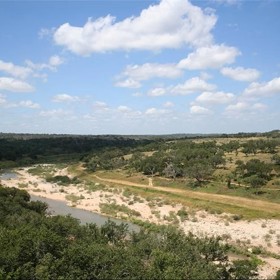 Pozemek farmy je obrovský.
Pozemek farmy je obrovský.
