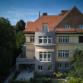 Dům z unikátní vilové kolonie založené v roce 1912 byl ve velmi špatném stavu a nevyhovoval současným nárokům na komfort ani dispozici.
Dům z unikátní vilové kolonie založené v roce 1912 byl ve velmi špatném stavu a nevyhovoval současným nárokům na komfort ani dispozici.