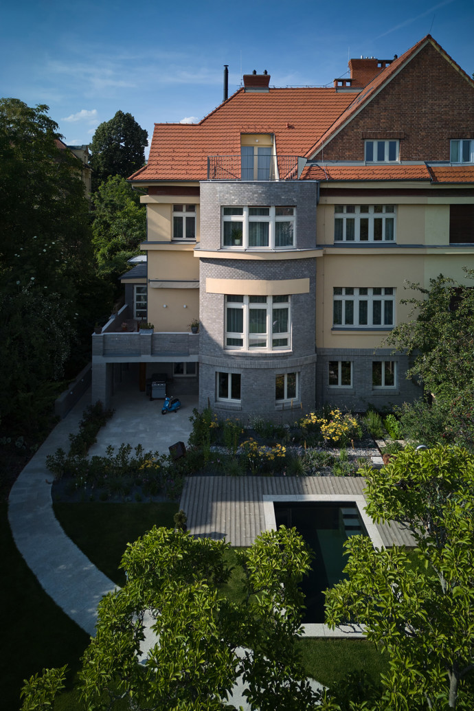 Dům z unikátní vilové kolonie založené v roce 1912 byl ve velmi špatném stavu a nevyhovoval současným nárokům na komfort ani dispozici. 

