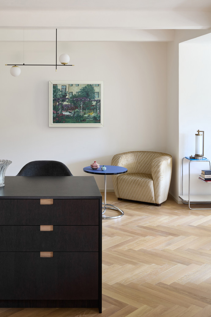 Vestavěný nábytek navrhl Ateliér Hajný v moderním, nadčasovém duchu s odkazem na řemeslnou kvalitu první poloviny 20. století. 
