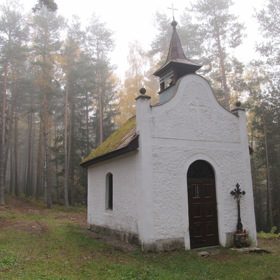 Lesní kaple Panny Marie Pomocné nad Rejnštejnskou cestou
Lesní kaple Panny Marie Pomocné nad Rejnštejnskou cestou