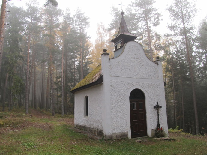 Lesní kaple Panny Marie Pomocné nad Rejnštejnskou cestou
