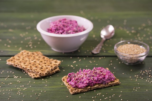 Varianta 2: Fazolová pomazánka s červenou řepou

Ingredience: 


	
	½ hrnku vařených fazolí typu ledvina 
	
	
	½ červené řepy 
	
	
	3 polévkové lžíce odtučněného tvarohu 
	
	
	1 lžička křenu 
	
	
	1 lžička sezamu 
	
	
	špetka soli 
	
	
	2 ks žitného knäckebrotu 
	


Postup: Uvařené fazole umeleme na masovém strojku nebo rozmixujeme společně se sezamovými semínky. Přidáme tvaroh, nahrubo nastrouhanou červenou řepu, na jemno nastrouhaný křen a sůl a dobře promícháme. Podáváme s žitným knäckebrotem. 

1 porce, 10 minut 285 kcal/1195 kJ 
