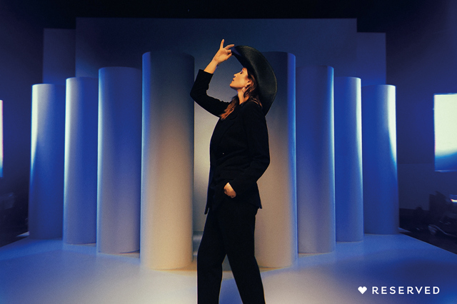 Cindy Crawford je úchvatná v nové kampani Reserved