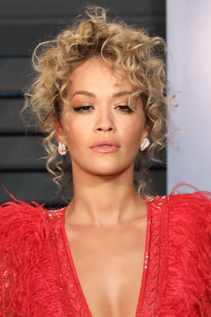 Rita Ora

Pokud chcete blond, ale ne platinovou, zlatavé odstíny by pro vás mohly být to pravé. Tento odstín vypadá na kudrnatých vlasech naprosto skvěle a hned vás naladí na vlasy zvlněné od mořské soli a větru na pláži.
