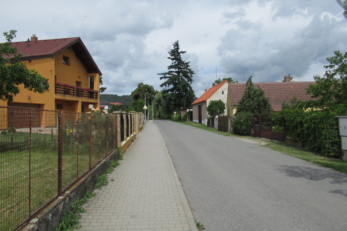 Řitka je obec v okrese Praha-západ ve Středočeském kraji, asi 21 km jižně Prahy. Žije zde přibližně 1 400 obyvatel.
Řitka je obec v okrese Praha-západ ve Středočeském kraji, asi 21 km jižně Prahy. Žije zde přibližně 1 400 obyvatel.