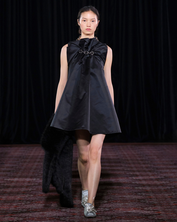 Simone Rocha podzim / zima 2025
Simone Rocha podzim / zima 2025