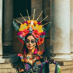 Mexický Den mrtvých (Día de los Muertos), který probíhá 1. a 2. listopadu, je natolik unikátní, že byl zapsán na seznam světového dědictví UNESCO. Jeho kořeny sahají až k dávným aztéckým a mayským rituálům, které se postupem času propojily s katolickou tradicí.
Mexický Den mrtvých (Día de los Muertos), který probíhá 1. a 2. listopadu, je natolik unikátní, že byl zapsán na seznam světového dědictví UNESCO. Jeho kořeny sahají až k dávným aztéckým a mayským rituálům, které se postupem času propojily s katolickou tradicí.