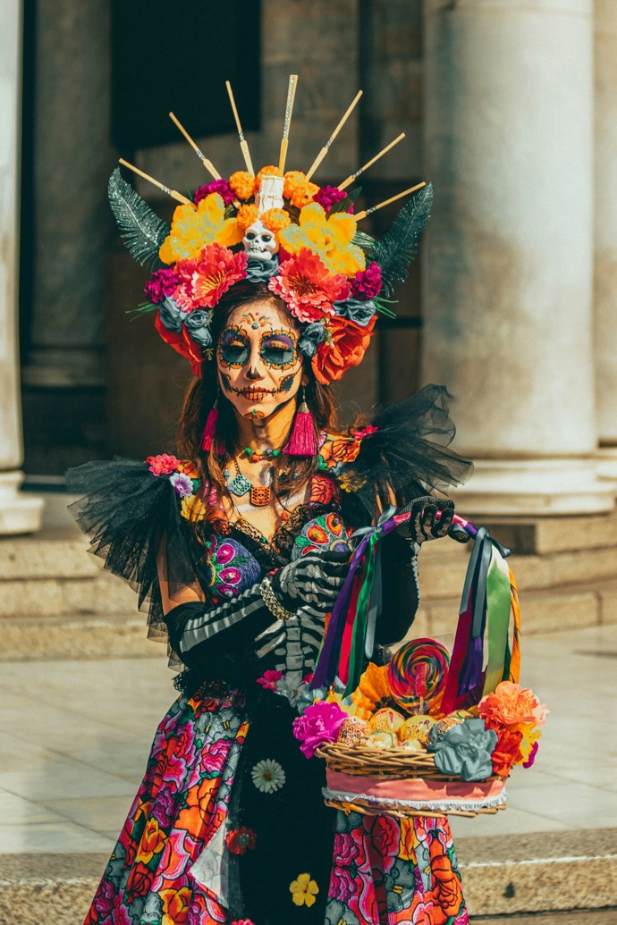 Mexický Den mrtvých (Día de los Muertos), který probíhá 1. a 2. listopadu, je natolik unikátní, že byl zapsán na seznam světového dědictví UNESCO. Jeho kořeny sahají až k dávným aztéckým a mayským rituálům, které se postupem času propojily s katolickou tradicí. 
