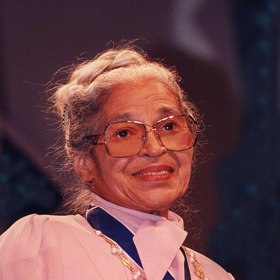 Rosa Parksová dokázala, že i tiché gesto může mít obrovskou sílu. Její odkaz žije dodnes jako symbol boje za spravedlnost a rovnost.
Rosa Parksová dokázala, že i tiché gesto může mít obrovskou sílu. Její odkaz žije dodnes jako symbol boje za spravedlnost a rovnost.