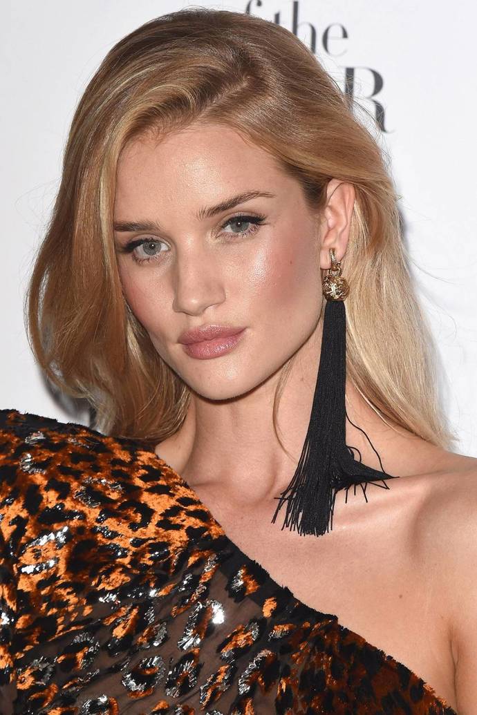 Rosie Huntington Whiteley

Královna všech blondýn (společně s Blake Lively samozřejmě) má krásně přirozený odstín, který se na léto skvěle hodí. Nebojte se trochu tmavšího odstínu, přes léto vám vlasy zesvětlají samy.
