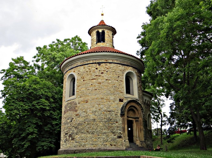 Rotunda sv. Martina je nejstarší rotundou v Praze. Nachází se v areálu jedné ze zmíněných památek.
