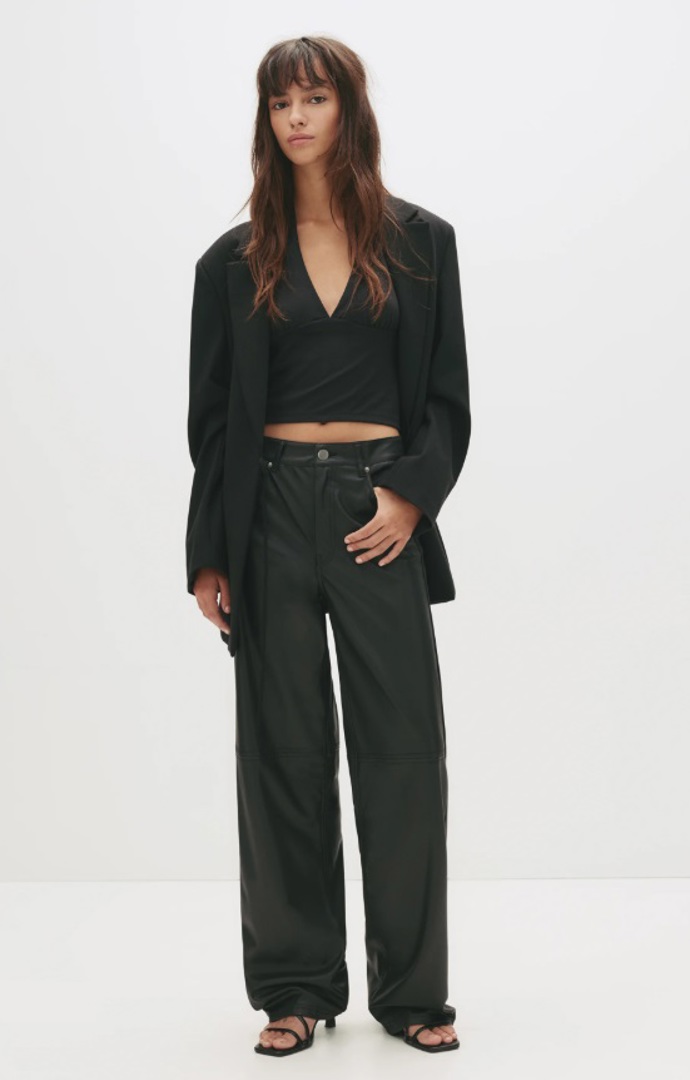 Rovné koženkové kalhoty, PULL&BEAR, 449 Kč
