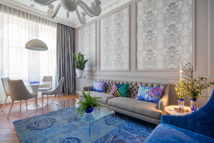 6. Dobře se ubytovat
Pro náročné hosty (nejen filmvého festivalu) vznikl nový pětihvězdičkový palác Rubin Luxury Apartments. Apartmánový, původně lázeňský dům, který je umístěn na exponovaném místě přímo naproti Mlýnské kolonádě, byl postaven v letech 1893–1897. Rubin Luxury Apartments tvoří sedm bytových jednotek, z nichž dvě jsou dvoupodlažní. Součástí Rubin Luxury Apartments je vlastní lázeňské centrum se saunami a relaxační zónou.

 
