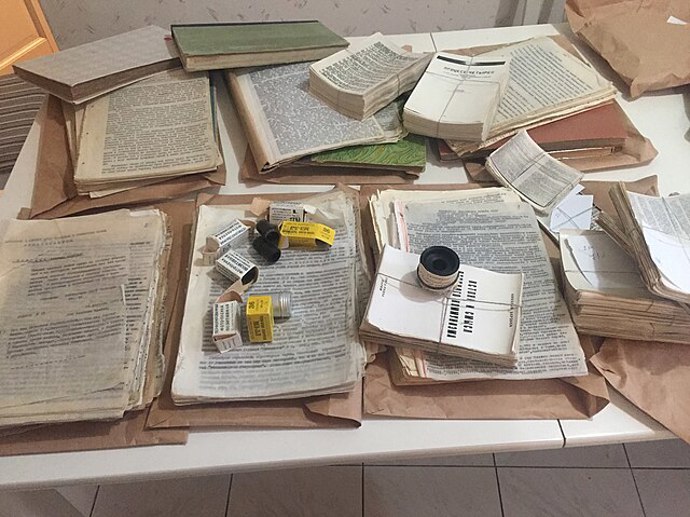 Samizdat fungoval jako neviditelná síť lidí, kteří si navzájem předávali informace. Spojoval různé profese i generace, které měly společný cíl.
Samizdat fungoval jako neviditelná síť lidí, kteří si navzájem předávali informace. Spojoval různé profese i generace, které měly společný cíl.