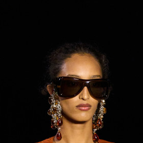 Futuristické sluneční brýle od Saint Laurent
Futuristické sluneční brýle od Saint Laurent