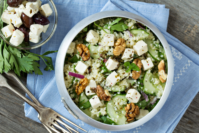Oběd: Quinoa bowl s pečenou zeleninou a fetou
Pečená mrkev, batát, brokolice a trochu sýra vytvoří chutnou a vyváženou kombinaci.
