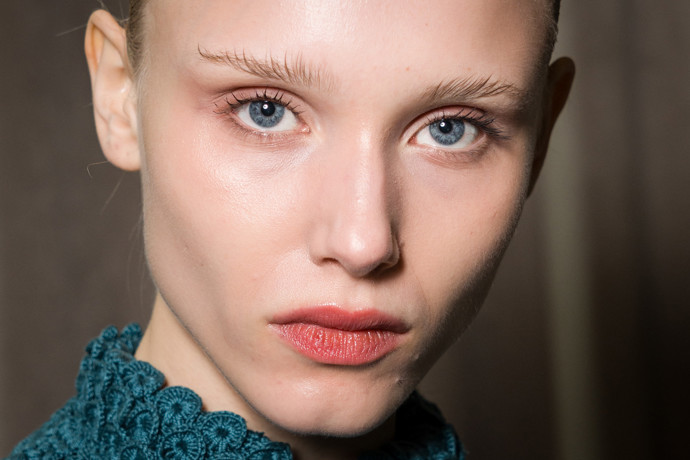 Přehlídka J. Salinas: Korálovou rtěnku naneste v tenké vrstvě i na oční víčka a nezapomeňte vyčesat obočí
Přehlídka J. Salinas: Korálovou rtěnku naneste v tenké vrstvě i na oční víčka a nezapomeňte vyčesat obočí