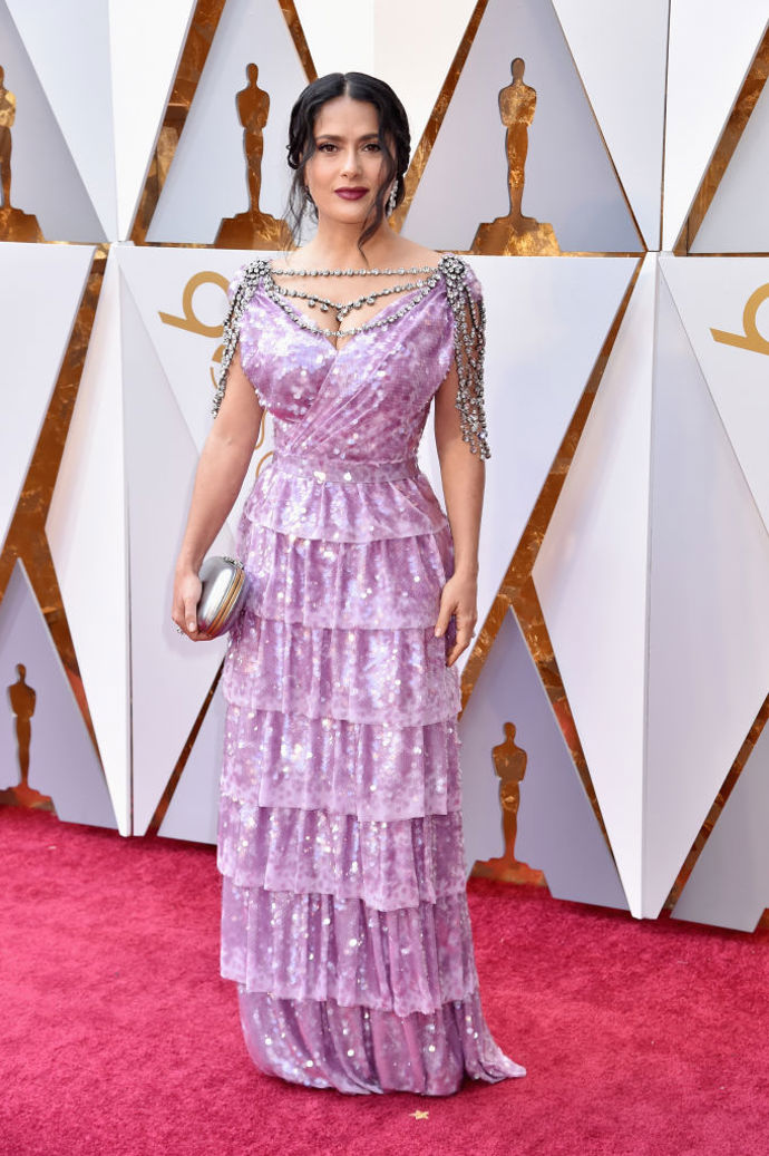 Salma Hayek v šatech Gucci a špercích Harry Winston.
