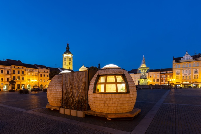 Stavební veletrh FOR Arch se letos koná ve dnech 16. až 20. září na výstavišti PVA EXPO PRAHA. Mimo jiné zde návštěvníci mohou prozkoumat experimentální dům SAMOROST, který vznikl ve spolupráci architektů z ČVUT, startupu Mykilio a Stavební spořitelny České spořitelny. Jde o první český projekt využívající mykokompozit v reálném měřítku. 
