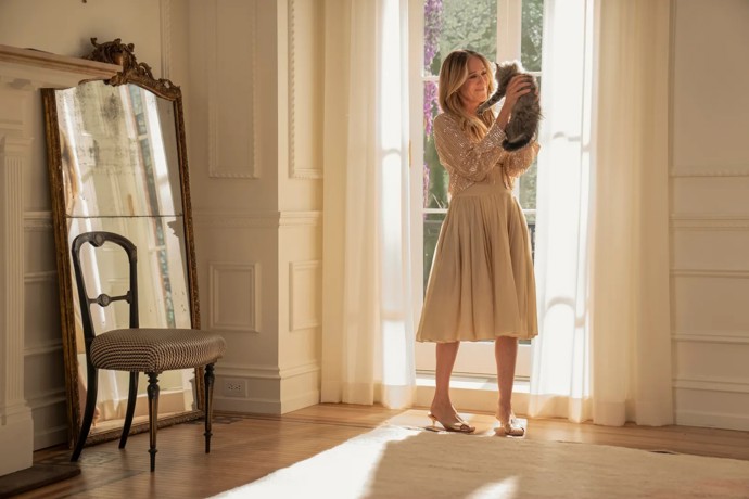 Carrie má svou milovanou kočku Shoe, kterou si dříve adoptovala. Ve skutečném životě herečce Sarah Jessice Parker a jejímu manželovi Matthewovi Broderickovi patří a jmenuje se Lotus. 

 
