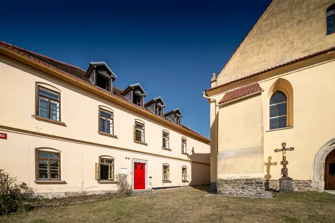 Dveře a okna zůstaly původní a nový červený nátěr láká ke vstupu.
