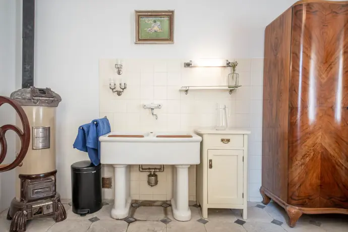 Koupelny mají retro ducha, ale nabízejí moderní komfort.
