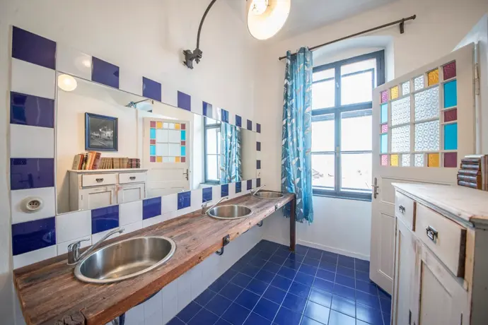 Koupelny mají retro ducha, ale nabízejí moderní komfort.
