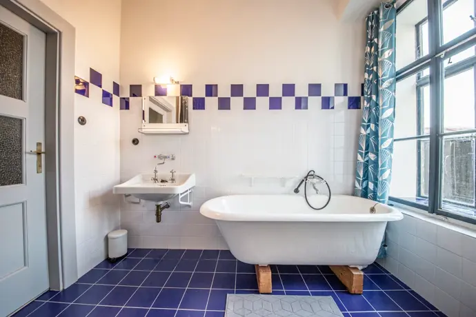 Koupelny mají retro ducha, ale nabízejí moderní komfort.
