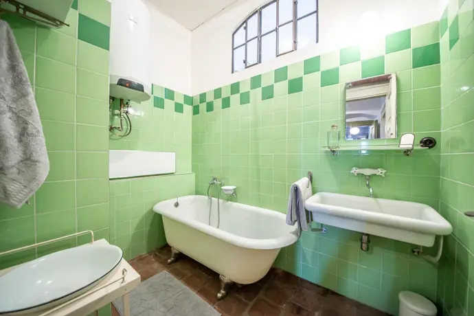 Koupelny mají retro ducha, ale nabízejí moderní komfort.
