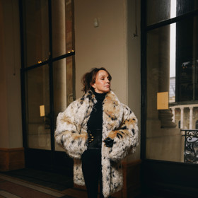 Návod, jak nosit kožich podle Philippine – outfit vynesla na přehlídku Schiaparelli
