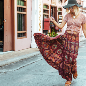 Vzorované boho chic sukně poskytují absolutní volnost pohybu. Skvěle vypadají v kombinaci s přiléhavými halenkami a topy.
Vzorované boho chic sukně poskytují absolutní volnost pohybu. Skvěle vypadají v kombinaci s přiléhavými halenkami a topy.