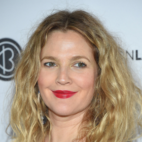 Slavná Drew Barrymore školu nedokončila především kvůli své slibně se vyvíjející kariéře. Už když bylo oblíbené herečce 7 let, získala hlavní rolí v kultovním filmu ET. Od té doby už byla příliš zaneprázdněná natáčením, takže na úspěšné zakončení studia neměla čas.
Slavná Drew Barrymore školu nedokončila především kvůli své slibně se vyvíjející kariéře. Už když bylo oblíbené herečce 7 let, získala hlavní rolí v kultovním filmu ET. Od té doby už byla příliš zaneprázdněná natáčením, takže na úspěšné zakončení studia neměla čas.