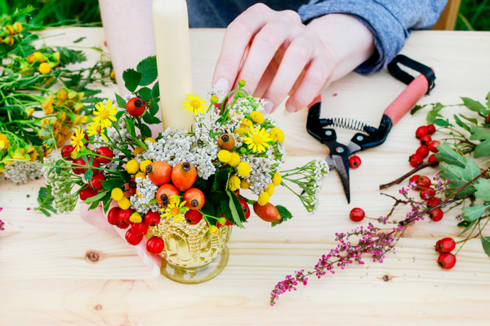 Skoro každý má doma nějakou skleničku. Můžete ji naplnit různými bobulovinami a rostlinami. Získáte stylovou vázičku na stůl. 
