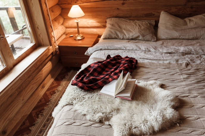 Měkká kožešina, teplá deka a lampa s jemným světlem – přesně to, co promění jednoduchou ložnici v klidné hygge útočiště.
Měkká kožešina, teplá deka a lampa s jemným světlem – přesně to, co promění jednoduchou ložnici v klidné hygge útočiště.
