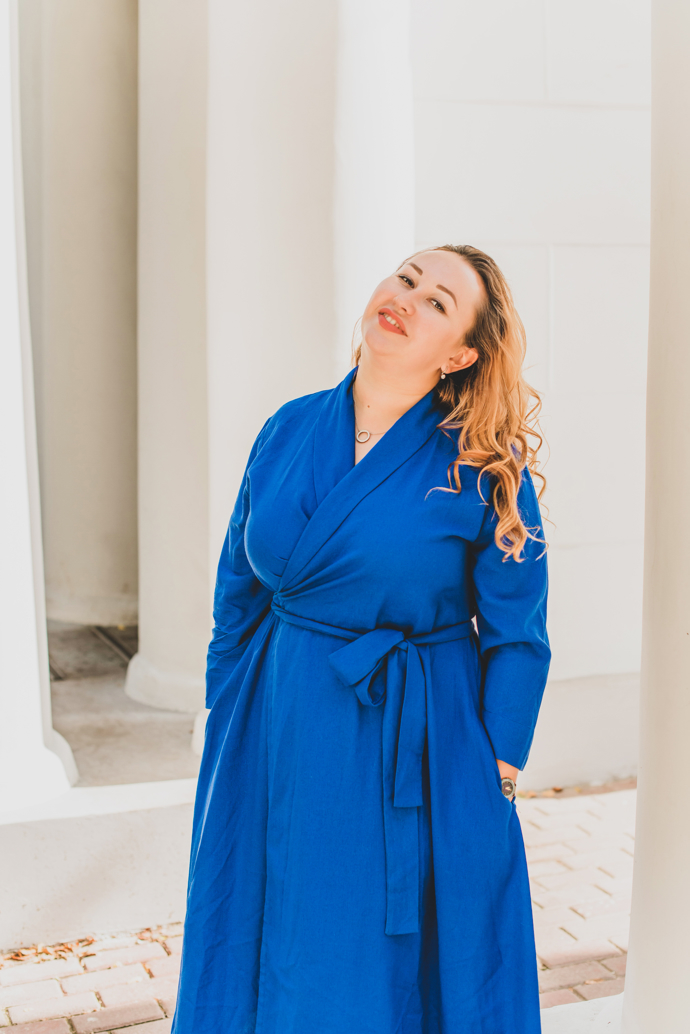 Zavinovací šaty patří mezi oblíbené kousky dam s Plus Size postavou. Krásně totiž tvarují pas a výstřih do V prodlužuje trup. 
