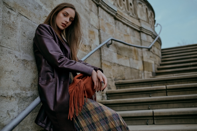 Kabelky s třásněmi se hodí k boho stylu oblékání, skvěle však vyniknou i v kombinaci s koženkou. 

