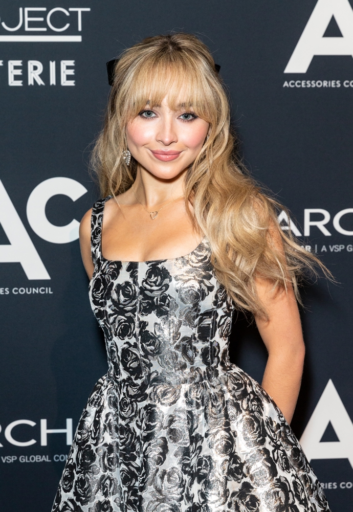Americká herečka a zpěvačka Sabrina Carpenter vyměnila studený blond odstín za hřejivou barvu s medovými odlesky
Americká herečka a zpěvačka Sabrina Carpenter vyměnila studený blond odstín za hřejivou barvu s medovými odlesky