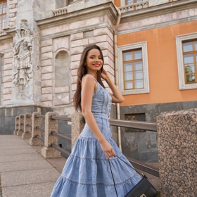 I džínové šaty umí být elegantní. Doplňte je černými lodičkami a kabelkou, a můžete vyrazit třeba na večeři.
I džínové šaty umí být elegantní. Doplňte je černými lodičkami a kabelkou, a můžete vyrazit třeba na večeři.